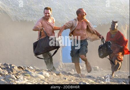 KEIN FILM, KEIN VIDEO, KEIN Fernsehen, KEIN DOKUMENTARFILM - die Darsteller Ralph Fiennes und Pete Postlethwaite während der Dreharbeiten zu Fernando Meirelles' Film 'der konstante Gärtner', basierend auf dem John le Carre Roman, 2005. Foto von Jaap Buitendijk/Focus Features/KRT/ABACAPRESS.COM Stockfoto