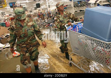 KEIN FILM, KEIN VIDEO, KEIN TV, KEIN DOKUMENTARFILM - SPC. Bridgette Davidson (L) und Pvt. Shamika Johnson von der US Army National Guard trotzt dem intensiven Geruch, als sie durch knöcheltiefes Wasser waten, um benötigte Vorräte im Hurrikan Katrina zu finden, das das Walmart Super Center in Waveland, Mississippi, USA, am Freitagmorgen, den 2. September 2005 beschädigt hat. Foto von Brian Blanco/Bradenton Herald/KRT/ABACAPRESS.COM Stockfoto