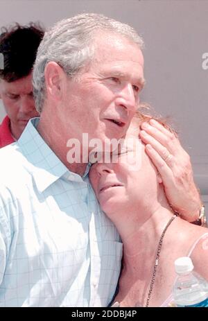 KEIN FILM, KEIN VIDEO, KEIN Fernsehen, KEINE DOKUMENTATION - US-Präsident George W. Bush tröstet Debra Foster, als sie am Freitag Nachmittag, dem 2. September 2005, durch die Heilsarmee-Essenslinie am Point Cadet in Biloxi, Mississippi, USA, geht. Der Präsident besichtigte Alabama, Mississippi und Louisiana, um die Schäden durch den Hurrikan Katrina zu untersuchen. Foto von Tim Isbell/Biloxi Sun Herald/KRT/ABACAPRESS.COM Stockfoto