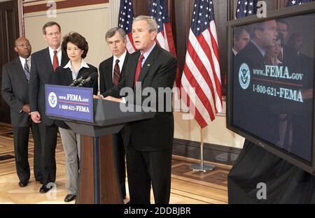 KEIN FILM, KEIN VIDEO, KEIN Fernsehen, KEIN DOKUMENTARFILM - US-Präsident George W. Bush spricht am Donnerstag, 8. September 2005, im Eisenhower Executive Office Building in Washington DC, USA. Bush, der wegen der Reaktion der Regierung auf die Verwüstung durch den Hurrikan Katrina unter Beschuss geraten war, kündigte Initiativen an, die darauf abzielten, den Menschen "wieder auf die Beine zu kommen". Zu ihm kommen die Kabinettsmitglieder (L-R), der Minister für Wohnungsbau und Stadtentwicklung Alphonso Jackson, der Minister für Gesundheit und menschliche Dienste Michael Leavitt, die Arbeitsministerin Elaine Chao und der Sekretär für Agrarkultur Mike Johanns. Foto von Chuck Kennedy/KRT/ab Stockfoto