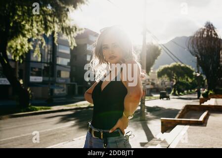 Schöne Frau mit Hand auf Hüfte stehen in der Stadt während Sonniger Tag Stockfoto