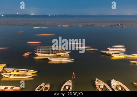 Indien, Uttar Pradesh, Varanasi, Boote im Fluss Ganges in der Dämmerung Stockfoto