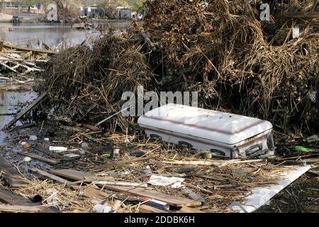 KEIN FILM, KEIN VIDEO, KEIN Fernsehen, KEINE DOKUMENTATION - EIN Sarg, der durch die abstürzenden Wellen des Hurrikans Katrina freigebrochen wurde, bleibt am 19. September 2005 im Trümmer des Highway 11 in Buras, Louisiana, zurück. Buras liegt in Bayou und ist wohl der am stärksten vom Hurrikan Katrina heimgesucht, aber während der dramatischen Folgen des Sturms im benachbarten New Orleans am 20. September 2005 weitgehend vergessen. Foto von Anne-Marie McReynolds/San Jose Mercury News/KRT/ABACAPRESS.COM Stockfoto