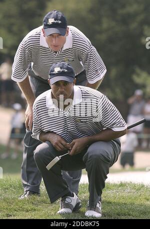 KEIN FILM, KEIN VIDEO, KEIN Fernsehen, KEINE DOKUMENTATION - US-Teammitglied Tiger Woods und Jim Furyk stellen sich am 24. September 2005 während der Vierballspiele beim Präsidenten-Cup-Golfturnier in Gainseville, Virginia, USA, einen Putt auf das 4. Loch. Foto von Chuck Kennedy/KRT/Cameleon/ABACAPRESS.COM Stockfoto