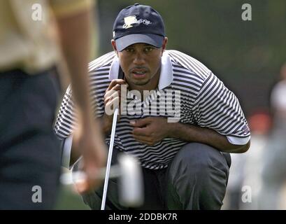 KEIN FILM, KEIN VIDEO, KEIN Fernsehen, KEINE DOKUMENTATION - US-Teammitglied Tiger Woods reiht sich am 24. September 2005 bei den Vierball-Spielen beim Präsidenten-Cup-Golfturnier in Gainseville, Virginia, USA, einen Putt auf das 4. Loch. Foto von Chuck Kennedy/KRT/Cameleon/ABACAPRESS.COM Stockfoto