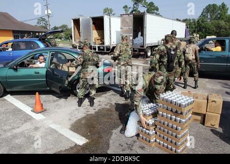 KEIN FILM, KEIN VIDEO, KEIN Fernsehen, KEIN DOKUMENTARFILM - Soldaten der Texas Army National Guard übergeben am 25. September 2005 Wasser, Eis und MREs an Menschen in Autos in Liberty, Texas. Foto von David Swanson/Philadelphia Inquirer/KRT/ABACAPRESS.COM Stockfoto