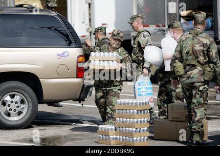 KEIN FILM, KEIN VIDEO, KEIN Fernsehen, KEIN DOKUMENTARFILM - Soldaten der Texas Army National Guard übergeben am 25. September 2005 Wasser, Eis und MREs an Menschen in Autos in Liberty, Texas. Foto von David Swanson/Philadelphia Inquirer/KRT/ABACAPRESS.COM Stockfoto