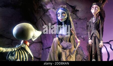 KEIN FILM, KEIN VIDEO, KEIN TV, KEIN DOKUMENTARFILM - 'Scraps' the Skeleton Dog mit der 'Corpse Bride' von Helena Bonham-Carter und 'Victor Van Dort' von Johnny Depp in Tim Burtons 'Corpse Bride'. Foto über Philadelphia Inquirer/ABACAPRESS.COM Stockfoto