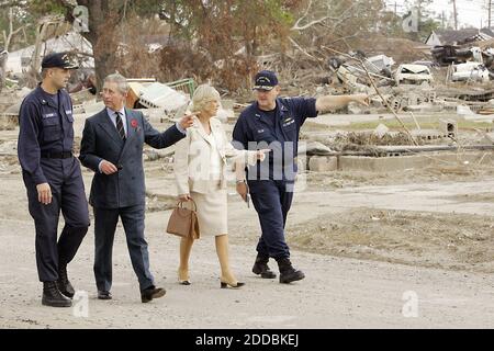 KEIN FILM, KEIN VIDEO, KEIN Fernsehen, KEINE DOKUMENTATION - Prinz Charles und seine Frau Camilla, Herzogin von Cornwall, besuchten am Freitag, den 4. November 2005, den Lower 9th ward in New Orleans, Louisiana, in der Nähe des Industrial Canal Deiche, um die Schäden des Hurrikans Katrina zu sehen. Der britische Prinz Charles spricht mit dem US-amerikanischen Küstenwache-Kapitän Tom Atkin, während seine Frau Camilla, Herzogin von Cornwall, mit dem Vizeadmiral der Küstenwache Thad Allen spricht. Foto von Chris Oberholtz/Kansas City Star/KRT/ABACAPRESS.COM Stockfoto