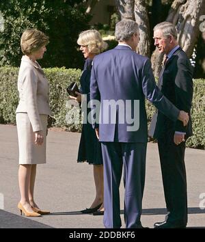 KEIN FILM, KEIN VIDEO, KEIN Fernsehen, KEIN DOKUMENTARFILM - Präsident George W. Bush und First Lady Laura Bush begrüßen den britischen Prinzen Charles und Camilla, Herzogin von Cornwall, am 2. November 2005 auf dem South Lawn des Weißen Hauses in Washington, DC, USA. Das Königspaar ist auf einer 8-tägigen Tour durch die Vereinigten Staaten, der ersten Auslandsreise, die sie seit ihrer Heirat im Mai gemeinsam unternommen haben. Foto von Chuck Kennedy/KRT/ABACAPRESS.COM Stockfoto