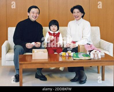 KEIN FILM, KEIN VIDEO, KEIN Fernsehen, KEIN DOKUMENTARFILM - Japans Prinz Naruhito und Kronprinzessin Masako posieren mit ihrer Tochter Prinzessin Aiko am 2004. Februar in Tokio, Japan. Kronprinzessin Masako wurde unter Druck gesetzt, einen männlichen Thronerben zu produzieren, der am 20. Februar 2004 eine erbliche Monarcy drohte, die 125 Generationen zurückreicht. Foto: Imperial Household Agency/KRT/ABACAPRESS.COM Stockfoto