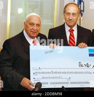 KEIN FILM, KEIN VIDEO, KEIN Fernsehen, KEIN DOKUMENTARFILM - der israelische Premierminister Ariel Sharon und der stellvertretende Premierminister Ehud Olmert nehmen an einer Zeremonie Teil, bei der der Verkauf der Bank Leumi an US-Investmentgruppen in Jerusalem, Israel, am Mittwoch, den 4. Januar 2006 abgeschlossen wird. Olmert wurde zum amtierenden Ministerpräsidenten ernannt, nachdem Sharon am Mittwochabend sieben Stunden einer Notoperation unterzogen wurde, um Blutungen in seinem Gehirn zu stoppen. Foto von Yossi Zamir/Flash 90/KRT/ABACAPRESS.COM Stockfoto