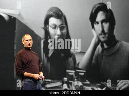 KEIN FILM, KEIN VIDEO, KEIN Fernsehen, KEIN DOKUMENTARFILM - Steve Jobs hält die Keynote Speech auf der MacWorld in San Francisco, Kalifornien, 10. Januar 2006. Er verwendete ein altes Bild von ihm und Steve Wozniak, um das bevorstehende 30-jährige Jubiläum des Unternehmens am April Fools' Day zu ehren. Foto von Karl Mondon/Contra Costa Times/ABACAPRESS.COM Stockfoto