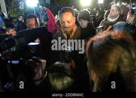 KEIN FILM, KEIN VIDEO, KEIN Fernsehen, KEINE DOKUMENTATION - der Rev. Jesse Jackson spricht mit Reportern, als er am Montag, dem 12. Dezember 2005, vor dem San Quentin State Prison, CA, protestiert, da Stanley 'Tookie' Williams nach Mitternacht hingerichtet werden soll. Foto von Jose Carlos Fajardo/Contra Costa Times/KRT/ABACAPRESS.COM Stockfoto