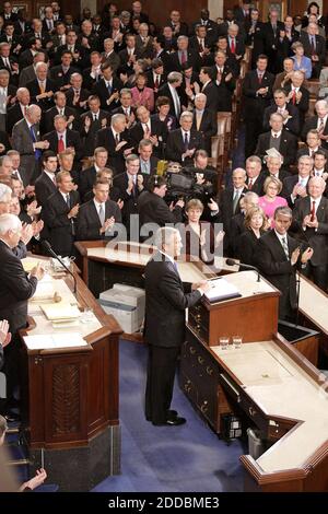 KEIN FILM, KEIN VIDEO, KEIN Fernsehen, KEIN DOKUMENTARFILM - US-Präsident George W. Bush hält seine Rede zur Lage der Union von 2006 vor einer gemeinsamen Sitzung des Kongresses auf dem Capitol Hill in Washington, DC, USA, am 31. Januar 2006. Foto von Chuck Kennedy/KRT/ABACAPRESS.COM Stockfoto