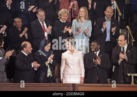 KEIN FILM, KEIN VIDEO, KEIN Fernsehen, KEIN DOKUMENTARFILM - First Lady Laura Bush wird applaudiert, bevor US-Präsident George W. Bush seine Rede zur Lage der Union von 2006 vor einer gemeinsamen Sitzung des Kongresses auf dem Capitol Hill in Washington, DC, USA, am 31. Januar 2006 hält. Foto von Chuck Kennedy/KRT/ABACAPRESS.COM Stockfoto