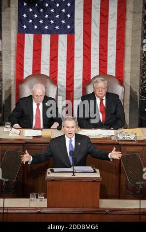 KEIN FILM, KEIN VIDEO, KEIN Fernsehen, KEIN DOKUMENTARFILM - US-Präsident George W. Bush hält seine Rede zur Lage der Union von 2006 vor einer gemeinsamen Sitzung des Kongresses auf dem Capitol Hill in Washington, DC, USA, am 31. Januar 2006. Foto von Chuck Kennedy/KRT/ABACAPRESS.COM Stockfoto