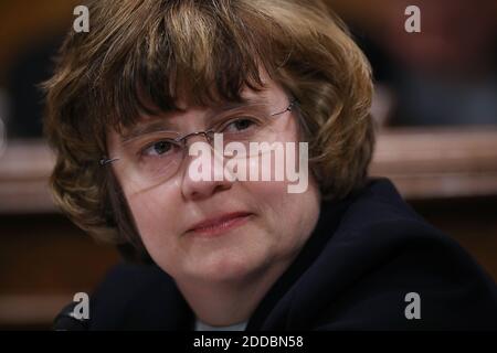 WASHINGTON, DC – SEPTEMBER 27: Rachel Mitchell, die Leiterin der Special Victims Division des Büros attorneyÕs Maricopa County in Arizona, bereitet sich darauf vor, Christine Blasey Ford im Namen der republikanischen Mitglieder des Justizausschusses des Senats im Dirksen Senate Office Building am Capitol Hill am 27. September 2018 in Washington, DC zu befragen. Ford ist Professor an der Palo Alto University und ein Forschungspsychologe an der Stanford University School of Medicine und beschuldigt den für den Obersten Gerichtshof nominierten Richter Brett Kavanaugh, sie während einer Party im Jahr 1982, als sie Gymnasiast waren, sexuell angegriffen zu haben Stockfoto