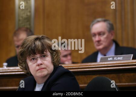 WASHINGTON, DC – SEPTEMBER 27: Rachel Mitchell, die Leiterin der Special Victims Division des Büros attorneyÕs Maricopa County in Arizona, bereitet sich darauf vor, Christine Blasey Ford im Namen der republikanischen Mitglieder des Justizausschusses des Senats im Dirksen Senate Office Building am Capitol Hill am 27. September 2018 in Washington, DC zu befragen. Ford ist Professor an der Palo Alto University und ein Forschungspsychologe an der Stanford University School of Medicine und beschuldigt den für den Obersten Gerichtshof nominierten Richter Brett Kavanaugh, sie während einer Party im Jahr 1982, als sie Gymnasiast waren, sexuell angegriffen zu haben Stockfoto