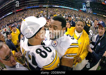 KEIN FILM, KEIN VIDEO, KEIN TV, KEIN DOKUMENTARFILM - Pittsburgh Steelers läuft zurück Jerome Bettis (36) Rechts und Empfänger Hines ward (86) feiern einen Sieg über die Seattle Seahawks im Super Bowl XL in Detroit, Michigan, USA, am 5. Februar 2006. Foto von Patrick Schneider/Charlotte Observer/KRT/Cameleon/ABACAPRESS.COM Stockfoto