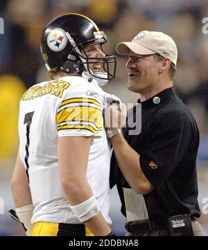 KEIN FILM, KEIN VIDEO, KEIN TV, KEIN DOKUMENTARFILM - Pittsburgh Steelers Cheftrainer Bill Cowher und Quarterback Ben Roethlisberger teilen einen Lichtmoment am Ende eines Sieges von 21-10 über die Seattle Seahawks im Super Bowl XL am 5. Februar 2006 in Detroit, Michigan, USA. Foto von Patrick Schneider/Charlotte Observer/KRT/Cameleon/ABACAPRESS.COM Stockfoto