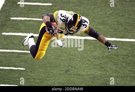 Pittsburgh Steelers running back Willie Parker (39) gets away from New  Orleans Saints cornerback Mike McKenzie (34) for a fourth quarter touchdown  in NFL football in Pittsburgh, Sunday, Nov. 12, 2006. Parker