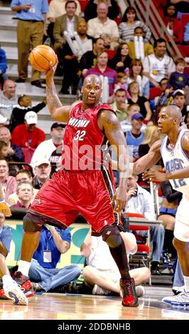KEIN FILM, KEIN VIDEO, KEIN Fernsehen, KEINE DOKUMENTATION - Shaquile O'Neal von Miami Heat und Dwight Howard von Orlando Magic haben sich während des Spiels während des Heat's 110-100-Sieges über The Magic im TD Waterhouse Center in Orlando, FL, USA, am 15. Februar 2006 gegenseitig gedrückt und zerrt. Foto Julie Fletcher/Orlando Sentinel/KRT/Cameleon/ABACAPRESS.COM Stockfoto