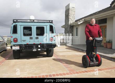KEIN FILM, KEIN VIDEO, KEIN Fernsehen, KEINE DOKUMENTATION - Apple Computer-Mitbegründer Steve Wozniak hat ein halbes Dutzend Segways, die etwa 5,000 Dollar pro Stück kosten. Hier fährt er am Mittwoch, den 15. März 2006, um seine Einfahrt. Wozniak, Mitbegründer von Apple Computer, lebt in Los Gatos, Kalifornien, mit seinen vier Hunden, vielen Segways und ein paar Hummers. Foto von Karen T. Borchers/San Jose Mercury News/KRT/ABACAPRESS.COM Stockfoto