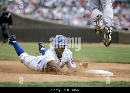 KEIN FILM, KEIN VIDEO, KEIN Fernsehen, KEIN DOKUMENTARFILM - Juan Pierre von Chicago Cubs stiehlt die dritte Basis im ersten Haus, da der dritte Baseman von Cincinnati Reds, Edwin Encarnacion, hoch geht, aber nicht den Ball aushalten kann. Die Cubs besiegten am 12. April 2006 die Reds 4-1 im Wrigley Field in Chicago, IL, USA. Foto: Phil Velasquez/Chicago Tribune/KRT/Cameleon/ABACAPRESS.COM Stockfoto