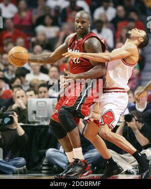 KEIN FILM, KEIN VIDEO, KEIN Fernsehen, KEIN DOKUMENTARFILM - Tyson Chandler von Chicago Bulls (rechts) fällt in der ersten Hälfte auf ein offensives Foul des Miami Heat Center Shaquille O'Neal zurück. Die Bulls besiegten die Hitze, 93-87, in Spiel 4 der ersten Runde der NBA-Playoffs im United Center in Chicago, illinois, Sonntag, 30. April 2006. Foto von Gary W. Green/Orlando Sentinel/KRT/ABACAPRESS.COM Stockfoto