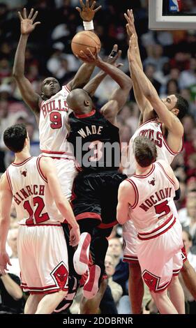 KEIN FILM, KEIN VIDEO, KEIN TV, KEINE DOKUMENTATION - Chicago Bulls' Luol Deng (9) Tyson Chandler, hinten rechts, Kirk Hinrich (12) und Andres Nocioni (3) Team bis Miami Heats Dwyane Wade während Spiel 3 ihrer NBA Playoffs erste Runde Serie stoppen. Die Bulls besiegten die Hitze 109-90, im United Center in Chicago, IL, USA am 27. April 2006. Foto von Scott Strazzante/Chicago Tribune/KRT/Cameleon/ABACAPRESS.COM Stockfoto