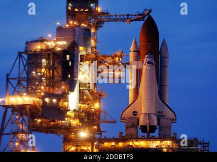 KEIN FILM, KEIN VIDEO, KEIN TV, KEINE DOKUMENTATION - Space Shuttle Discovery ist auf dem Launch Pad 39B, Freitag, 30. Juni 2006, in Cape Canaveral, Florida, unterwegs. Discovery wird am Samstag, den 1. Juli 2006, eingeführt. Foto von Red Huber/Orlando Sentinel/MCT/ABACAPRESS.COM Stockfoto