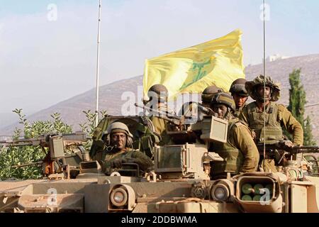 KEIN FILM, KEIN VIDEO, KEIN Fernsehen, KEIN DOKUMENTARFILM - israelische Soldaten schwenken eine zerfetzte Hisbollah-Flagge, wenn sie am frühen Morgen am Donnerstag, dem 27. Juli 2006 zurückkehrten, von Kämpfen um das südlibanesische Dorf Marun Al-Ras bis zu einer Position entlang der nordöstlichen Grenze Israels mit seinem Nachbarn. Die internationalen Gespräche in Rom, die gestern ohne Einigung über einen Waffenstillstandsaufruf abgebrochen wurden, gaben Israel die "Genehmigung", seine Offensive im Libanon zu verdrängen, sagte der israelische Justizminister Haim Ramon heute. Foto von Pierre Tjerdman/Flash 90/MCT/ABACAPRESS.COM Stockfoto