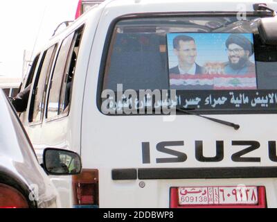 KEIN FILM, KEIN VIDEO, KEIN Fernsehen, KEIN DOKUMENTARFILM - EIN Minibus in Damaskus, Syrien, zeigt ein Foto des syrischen Präsidenten Bashar al Assad, links, neben Hisbollah-Führer Hassan Nasrallah. Nasrallahs Popularität in der muslimischen Welt ist in die Höhe geschossen, als seine Hisbollah-Kämpfer steifen Widerstand gegen israelische militärische Angriffe zu steigern. Foto: Shashank Bengali/MCT/ABACAPRESS.COM Stockfoto