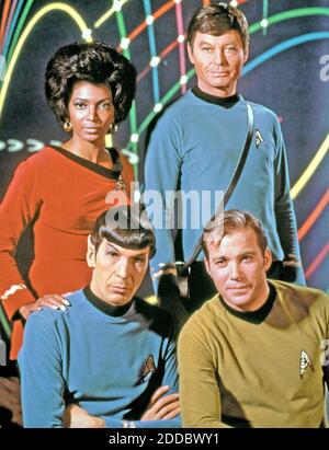 KEIN FILM, KEIN VIDEO, KEIN Fernsehen, KEINE DOKUMENTATION - Datei Foto : in diesem Foto, Teil der ursprünglichen Besetzung von 'Star Trek' enthält Nichelle Nichols, oben links, DeForest Kelley, oben rechts, Leonard Nimoy, unten links, und William Shatner. Die weltberühmte TV-Show 'Star Trek' wird am 8. September 2006 40 Jahre alt. DER US-Schauspieler Leonard Nimoy, der Mr Spock in der Kult-Sci-Fi-Serie Star Trek spielte, ist im Alter von 83 Jahren in Los Angeles gestorben, wie seine Familie mitteilte. Sein Sohn, Adam, sagte, er starb an einer chronisch obstruktiven Lungenerkrankung im Endstadium am Freitagmorgen. Foto von MCT/ABACAPRESS.COM Stockfoto