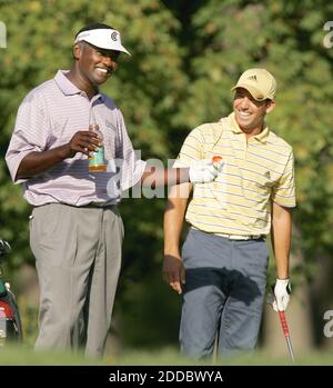 KEIN FILM, KEIN VIDEO, KEIN Fernsehen, KEINE DOKUMENTATION - die Golfer Vijay Singh und Sergio Garcia lachen bei den 12. Und 15. Abschlagboxen während der Übungsrunden für die 88. PGA Championship im Medinah Country Club in Medinah, IL, USA am 16. August 2006. Foto: Phil Velasquez/Chicago Tribune/MCT/Cameleon/ABACAPRESS.COM Stockfoto