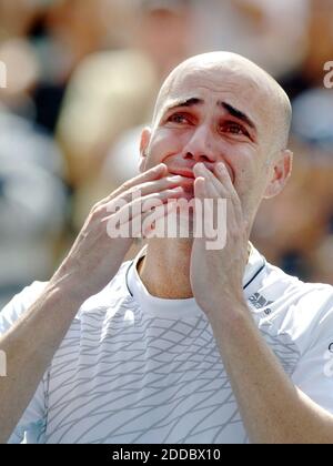 KEIN FILM, KEIN VIDEO, KEIN Fernsehen, KEIN DOKUMENTARFILM - Andre Agassi aus den USA ist von Tränen überkommen, nachdem er von Benjamin Becker in seinem letzten Karriere-Spiel bei den U.S. Open Tennis Championships im Arthur Ashe Stadion in Flushing Meadows, New York City, NY, USA, besiegt wurde. Am 3. September 2006. Foto von Conrad Williams Jr./Newsday/MCT/Cameleon/ABACAPRESS.COM Stockfoto