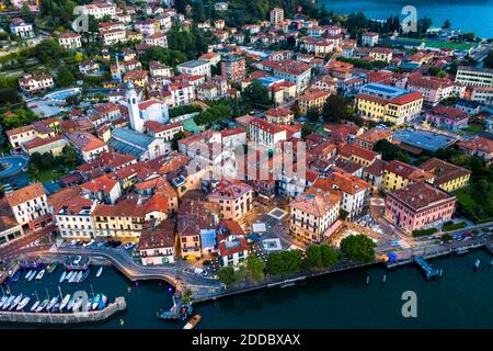 Italien, Provinz Como, Menaggio, Helikopter Blick auf die Stadt am Ufer des Comer Sees bei Sonnenaufgang Stockfoto