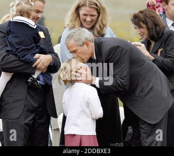 KEIN FILM, KEIN VIDEO, KEIN Fernsehen, KEINE DOKUMENTATION - Präsident George W. Bush küsst Makyla Blackford, Enkelin des United Flight 93 Piloten Jason Dahl, als Jason Dahls Tochter Jennifer Blackford, Mitte, Und Frau Sandy Dahl, rechts, trifft sich mit dem Präsidenten am Absturzort von Flug 93 in Shanksville, Pennsylvania, während des fünften Jahrestages der Terroranschläge von 9/11 am 11. September 2006. Foto von Laurence Kesterson/Philadelphia Inquirer/MCT/ABACAPRESS.COM Stockfoto