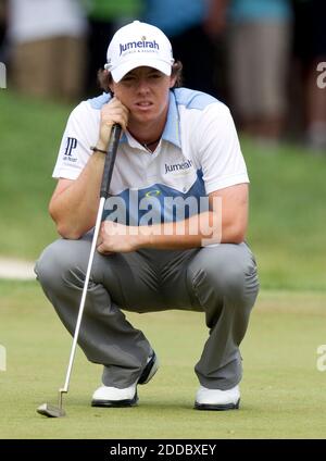 KEIN FILM, KEIN VIDEO, KEIN Fernsehen, KEIN DOKUMENTARFILM - Rory McIlroy aus Nordirland wirft einen Blick auf seine Putting Line am 1. Loch während des US Open Golf tounament, Third Round im Congressional Country Club in Bethesda, USA am 18. Juni 2011. Foto von George Bridges/MCT/ABACAPRESS.COM Stockfoto
