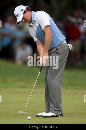 KEIN FILM, KEIN VIDEO, KEIN Fernsehen, KEIN DOKUMENTARFILM - Rory McIlroy aus Nordirland macht einen Birdie-Versuch am 1. Loch während des US Open Golf tounament, Third Round im Congressional Country Club in Bethesda, USA am 18. Juni 2011. Foto von George Bridges/MCT/ABACAPRESS.COM Stockfoto
