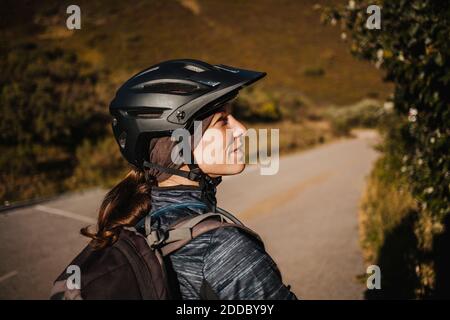 Frau mit Fahrradhelm steht auf dem Bergweg im Somiedo Naturpark, Spanien Stockfoto