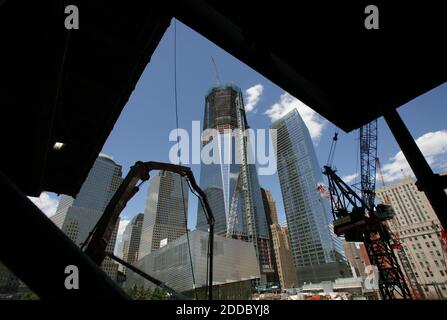 KEIN FILM, KEIN VIDEO, KEIN TV, KEIN DOKUMENTARFILM - das ist die Ansicht von im Bau befindlichen 4 WTC des World Trade Center Site in New York City, 11. August 2011. Von links, Gebäude des World Financial Center, im Bau 1 WTC, 7 WTC und Postgebäude. Foto von Ari Mintz/MCT/ABACAPRESS.COM Stockfoto