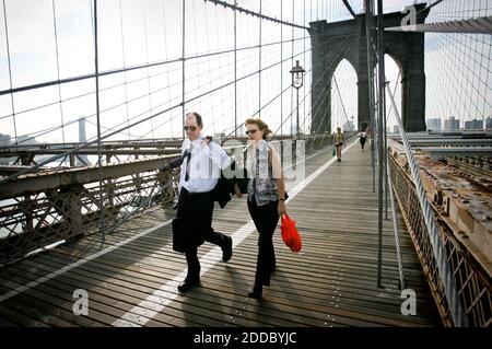 KEIN FILM, KEIN VIDEO, KEIN Fernsehen, KEIN DOKUMENTARFILM - Pendler laufen über die Brooklyn Bridge nach Manhattan, 8. August 2011. Foto von Ari Mintz/MCT/ABACAPRESS.COM Stockfoto