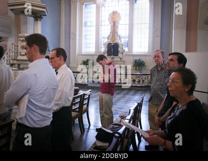 KEIN FILM, KEIN VIDEO, KEIN Fernsehen, KEINE DOKUMENTATION - Kirchenbesucher besuchen Sonntagmorgen-Gottesdienst in der St. Paul's Chapel, 8. August 2011, gegenüber vom Ground Zero in New York City. Foto von Ari Mintz/MCT/ABACAPRESS.COM Stockfoto