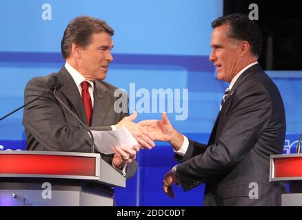 KEIN FILM, KEIN VIDEO, KEIN Fernsehen, KEIN DOKUMENTARFILM - republikanische Präsidentschaftskandidaten Texas Gov. Rick Perry, links und ehemaliger Gouverneur von Massachusetts. Mitt Romney gratuliert einander nach der von FOX News und Google gesponserten GOP-Debatte in Orlando, Florida, USA, Donnerstag, 22. September 2011. Foto von Joe Burbank/Orlando Sentinel/MCT/ABACAPRESS.COM Stockfoto