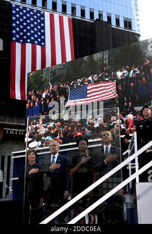 KEIN FILM, KEIN VIDEO, KEIN Fernsehen, KEIN DOKUMENTARFILM - ehemalige First Lady Laura Bush, von links, ehemaliger Präsident George W. Bush, First Lady Michelle Obama und Präsident Barack Obama halten die Hände an ihren Herzen während der Nationalhymne, während Freunde und Verwandte der Opfer von 9/11 sich zu einer Zeremonie anlässlich des 10. Jahrestages der Angriffe auf der National September 11 Memorial auf dem World Trade Center-Gelände versammeln, Sonntag, 11. September 2011 in New York City, NY, USA. Foto von April Saul/Philadelphia Inquirer/MCT/ABACAPRESS.COM Stockfoto