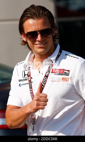 KEIN FILM, KEIN VIDEO, KEIN TV, KEINE DOKUMENTATION - Indianapolis 500 Gewinner Dan Wheldon gibt Daumen-hoch für die gut-Fischer im Infield vor dem IZOD IndyCar Series Firestone Twin 275 Rennen auf dem Texas Motor Speedway in Fort Worth, TX, USA am 11. Juni 2011. Wheldon ist ohne Fahrt in der heutigen&apos;s Rennen. Foto von David Kent/Fort Worth Star-Telegram/MCT/ABACAPRESS.COM Stockfoto