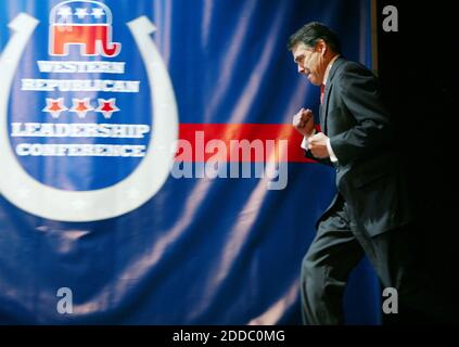 KEIN FILM, KEIN VIDEO, KEIN Fernsehen, KEIN DOKUMENTARFILM - der Gouverneur von Texas, Rick Perry, läuft auf der Bühne, bevor er bei der Western Republican Leadership Conference im venezianischen Hotel-Casino am Mittwoch, 18. Oktober 2011, in Las Vegas, NV, USA, spricht. Foto von Ronda Churchill/MCT/ABACAPRESS.COM Stockfoto