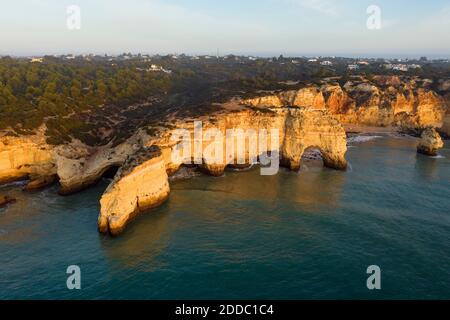 Portugal, Faro District, Drohne Blick auf die Klippen von Praia da Marinha im Morgengrauen Stockfoto